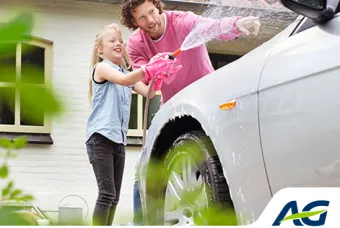 Vader en dochter wassen de auto