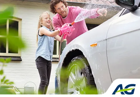 Vader en dochter wassen de auto