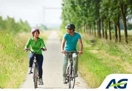 Koppel aan het fietsen op een dun fiets padje door de natuur