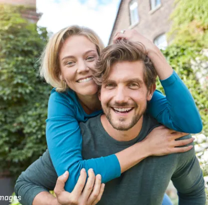 Vrouw omhelst man en lachen beide