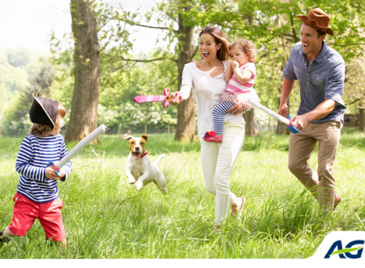 Gezin speelt piraat buiten